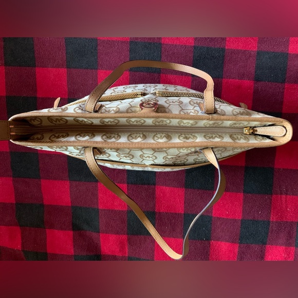 Michael Kors Kempton Signature Medium Tote. In good condition. - Picture 9 of 12